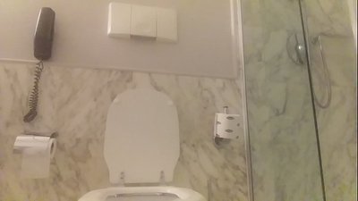 Sa bathtub nga adunay pula nga ulo.